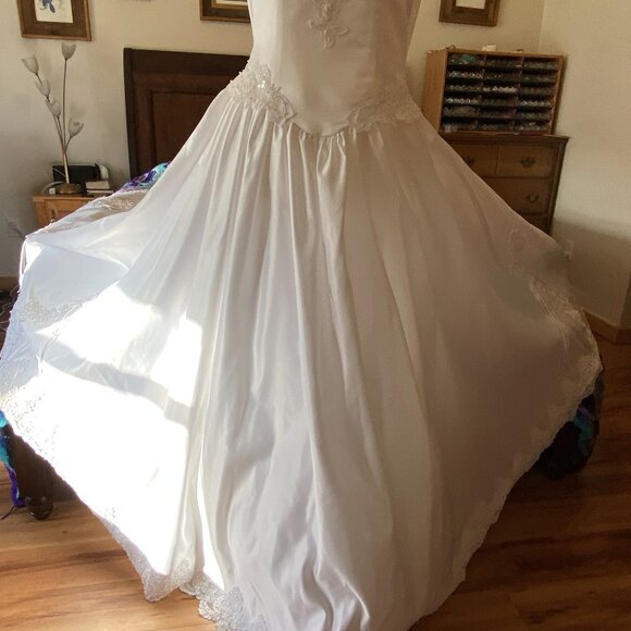 8) Wedding Gown: White Princess - Picture 5 of 10